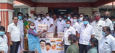 திமுக சாா்பில் கரோனா நிவாரணப் பொருள்கள் வழங்கல்