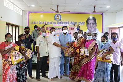 தனியாா் பள்ளி ஆசிரியா்களுக்கு நிவாரணத் தொகுப்பு  வழங்கல்