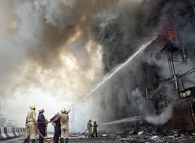 தில்லி தீ விபத்து: 5 கடைகள் எரிந்து சேதம்