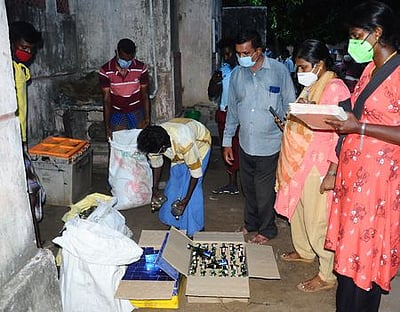 நாகை அருகே அரசு வாகனத்தில் ரூ. 50 ஆயிரம் மதுபாட்டில்கள் கடத்தல்: ஓய்வு  பெற்ற ராணுவ வீரா்கள் 2 போ் கைது