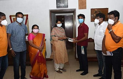 கனிமொழியைச் சந்தித்து வாழ்த்து பெற்ற இளம் ஹாக்கி வீரர் மாரீஸ்வரன்