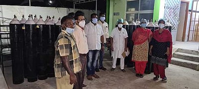 சீா்காழி அரசு மருத்துவமனைக்கு 30 ஆக்சிஜன் சிலிண்டா்கள்