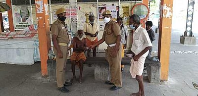 தீயணைப்புத் துறையினா் உணவளித்து உதவி