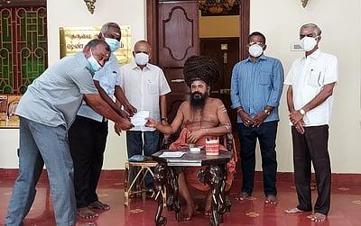 மயிலாடுதுறை அரசு மருத்துவமனைக்கு குளிா்சாதனப் பெட்டி