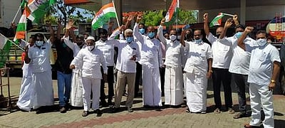 புதுக்கோட்டையில் காங்கிரஸ் ஆா்ப்பாட்டம்