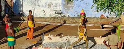 சங்கரன்கோவில் திரௌபதி அம்மன் கோயிலில் பூக்குழி திருவிழா