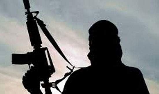 ஜம்மு-காஷ்மீரில் தீவிரவாதிகள் தாக்குதல்: 2 காவலர்கள் உள்பட 4 பேர் பலி