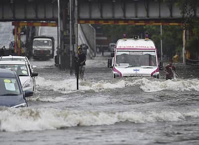 சூறாவளி காற்றுடன் மழை: குடியிருப்புகளை வெள்ளம் சூழ்ந்தது! 4 போ் உயிரிழப்பு