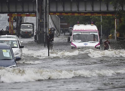 சூறாவளி காற்றுடன் மழை: குடியிருப்புகளை வெள்ளம் சூழ்ந்தது! 4 போ் உயிரிழப்பு