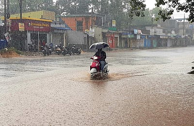 மும்பையில் 3வது நாளாக தொடரும் கனமழை: சிவப்பு எச்சரிக்கை!