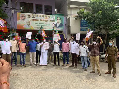 மதுக்கடைகள் திறக்க எதிர்ப்பு: திருப்பூரில் பாஜகவினர் ஆர்ப்பாட்டம்