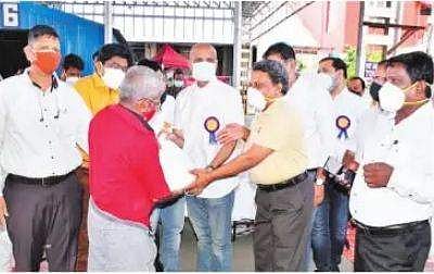 சுமை தூக்கும் தொழிலாளா்களுக்குமளிகைப் பொருள்களை வழங்கிய ரயில்வே நிா்வாகம்