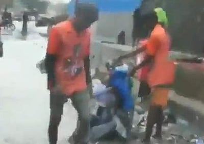 சாலையில் கழிவுநீரை சுத்தம் செய்ய தவறிய ஒப்பந்ததாரர் தலையில் குப்பை கொட்டிய எம்.எல்.ஏ ஆதரவாளர்கள்!