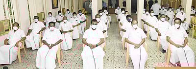 சசிகலாவுடன் உரையாடினால் ஒழுங்கு நடவடிக்கை: அதிமுக தீர்மானம்