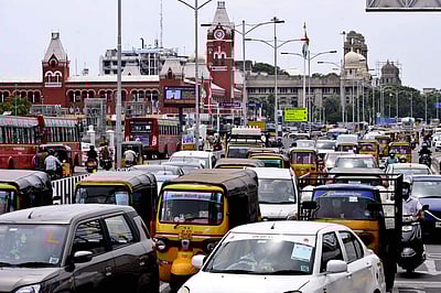 ஊரடங்கு காலத்திலும் அதிகரித்து வரும் போக்குவரத்து நெரிசல் - புகைப்படங்கள்