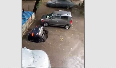 சாலைப் பள்ளத்தில் விழுந்து சில நொடிகளில் மறைந்து மாயமான கார்