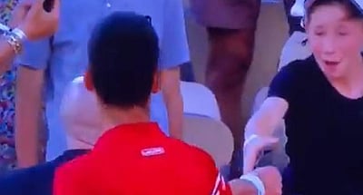 டென்னிஸ் ராக்கெட்டை வழங்கிய ஜோகோவிச்: மகிழ்ச்சியில் துள்ளிக்குதித்த சிறுவன் (விடியோ)