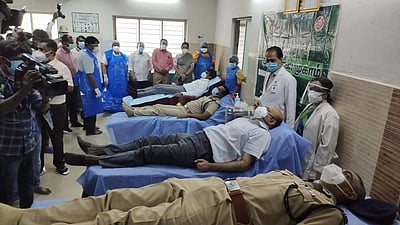 கோவை அரசு மருத்துவமனையில் ஆட்சியர் நாகராஜன் உள்ளிட்டோர் ரத்த தானம்