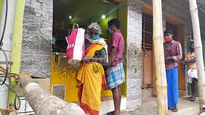 கணவருக்காக மது பாட்டில்கள் வாங்கிச் சென்ற மூதாட்டி!