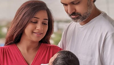 சமீபத்தில் தாயான ஷ்ரேயா கோஷல்: கரோனா தடுப்பூசி செலுத்திக்கொண்டார் (விடியோ)