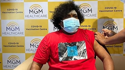 கரோனா தடுப்பூசி செலுத்திக்கொண்டார் நடிகர் யோகி பாபு