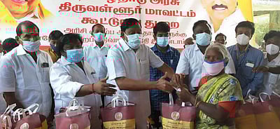 கும்மிடிப்பூண்டி: மளிகை தொகுப்புடன் ரூ. 2 ஆயிரம் வழங்கும் நிகழ்வு தொடக்கம்