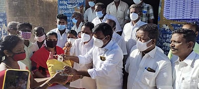 துறையூர்: மளிகை தொகுப்புடன் ரூ.2ஆயிரம் நிவாரணம் வழங்கும் நிகழ்வு தொடங்கியது