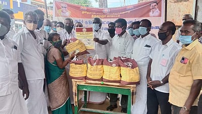 திருத்துறைப்பூண்டி: கூட்டுறவு அங்காடியில் கரோனா நிதி, நிவாரணப் பொருள்கள் வழங்கல்