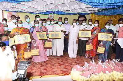 கோவை: 2-ம் தவணை நிவாரணம் வழங்கும் பணி; அமைச்சர் தொடங்கி வைத்தார்