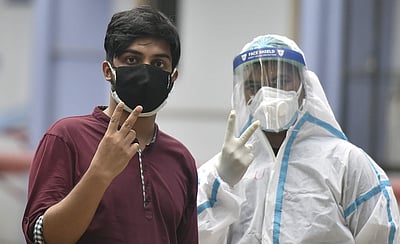 'தடுப்பூசி அவசியம்': அசாமில் தனியொருவனாக விழிப்புணர்வு ஏற்படுத்தும் 'தடுப்பூசி மனிதன்'