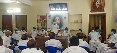 சசிகலாவுடன் தொடர்பில் இருப்பவர்கள் மீது நடவடிக்கை எடுக்க வேண்டும்: கிருஷ்ணகிரி மாவட்ட அதிமுக தீர்மானம்