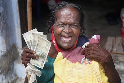 தெருவில் கிடக்கிறேன் - வைரல் பாட்டியின் சிரிப்புக்கு பின்னால் ஒரு சோகம்!