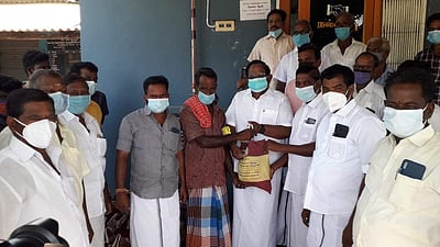 வேதாரண்யம்: ரூ. 2,000, மளிகைப் பொருள்கள் வழங்கும் பணி தொடக்கம்