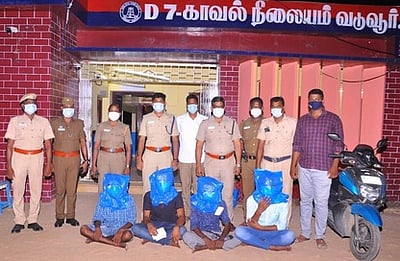 மன்னாா்குடி: காவலா் தாக்கப்பட்ட சம்பவத்தில் 4 போ் கைது