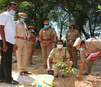 உயிருக்குப் போராடிய பெண் குழந்தையை மருத்துவமனையில் சோ்த்த காவலா்களுக்குப் பாராட்டு