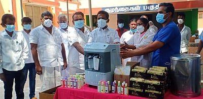 நன்னிலம் அரசு மருத்துவமனைக்கு அதிமுக சாா்பில் உபகரணங்கள்