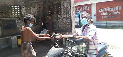 ஆதரவற்றோருக்கு உணவு வழங்கும் முன்னாள் ராணுவ வீரா்