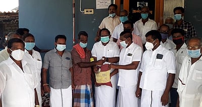 கரோனா நிவாரண பொருள்கள் விநியோகம்