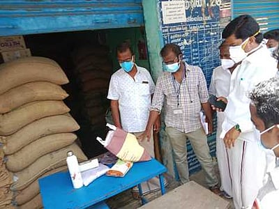 நிவாரணத் தொகுப்பில் குறைவான பொருள்கள்: நியாய விலைக் கடை ஊழியா் பணியிடை நீக்கம்