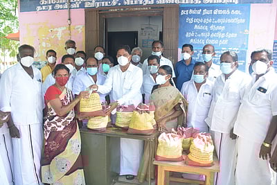 தட்ரஅள்ளியில் கரோனா நிவாரண உதவி அளிப்பு