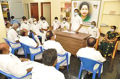 சசிகலாவுடன் தொடா்பில் இருப்பவா்கள்மீது கடும் நடவடிக்கை