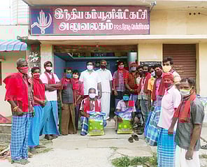 சுமை தூக்கும் தொழிலாளா்களுக்கு நிவாரணப் பொருள்கள்