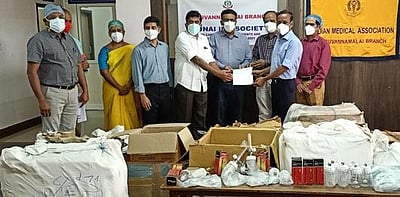 அரசு மருத்துவக் கல்லூரிக்கு மருத்துவ உபகரணங்கள்