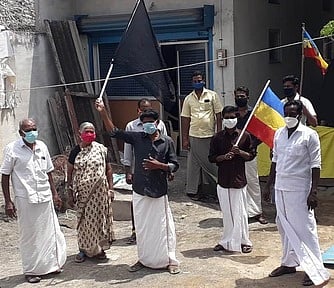 மதுக்கடைகளை மூட வலியுறுத்தி பாமக ஆா்ப்பாட்டம்