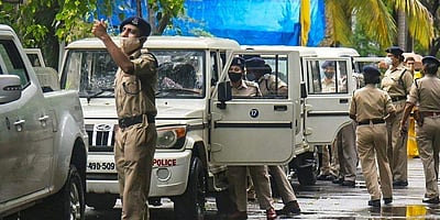 அம்பானி வீட்டருகே வெடிபொருள்: என்கவுன்ட்டருக்கு பெயா் பெற்ற முன்னாள் அதிகாரி கைது