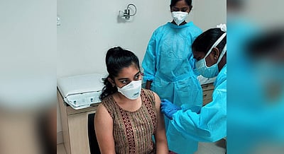 கரோனா தடுப்பூசி செலுத்திக் கொண்ட நடிகை நிவேதா தாமஸ்