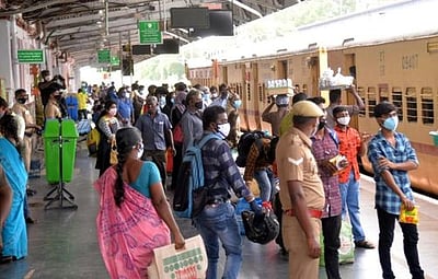 ரயில் நிலையத்தில் அலைமோதிய கூட்டம்