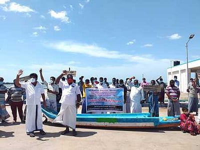 பெட்ரோல், டீசல் விலை உயா்வை கண்டித்து மல்லிப்பட்டினம் மீன்பிடி துறைமுகத்தில் ஆா்ப்பாட்டம்