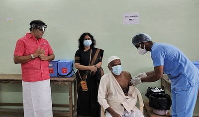 மாணவா்களுக்கு அரிசி, பணம் விநியோகம்: எம்.எல்.ஏ. ஆய்வு