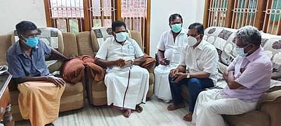 மறைந்த சாமிதோப்பு பதி நிா்வாகி குடும்பத்துக்கு அமைச்சா் ஆறுதல்